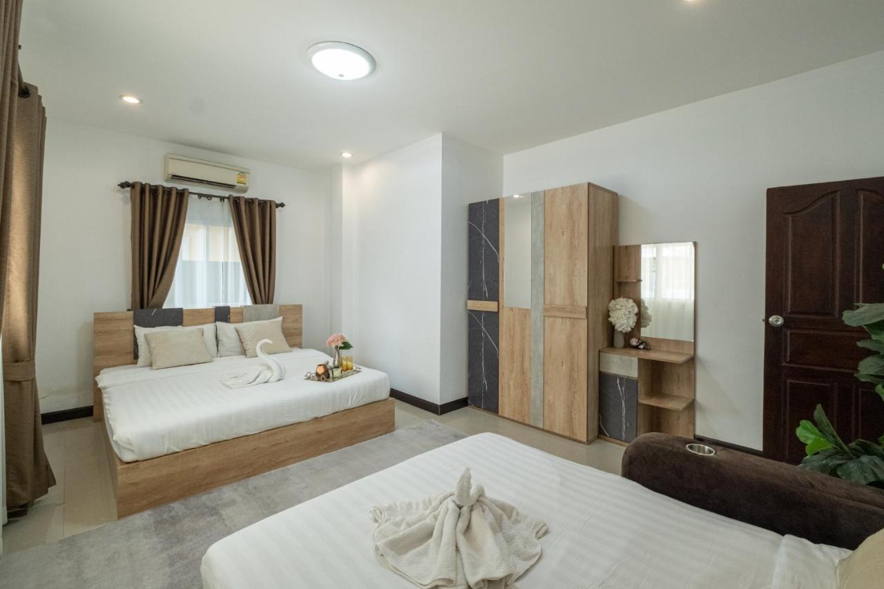 April Pool Airport Villa *