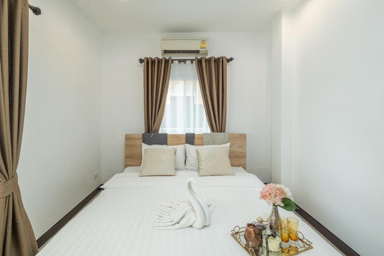 April Pool Airport Villa *